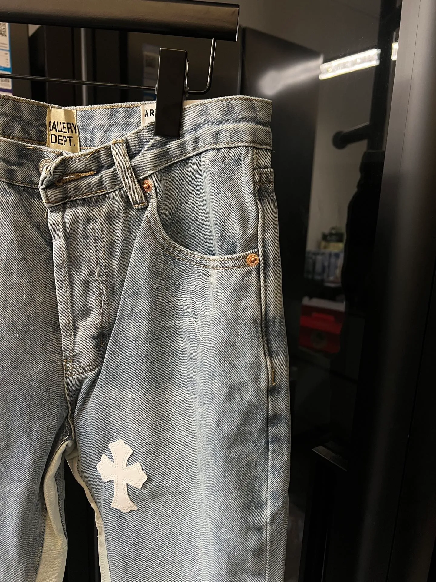 P260 [Next day] Chrome hearts/Chrome hearts GALLERY DEPT cross patch leather joint stitched jeans (grey) A retro clothing brand from Los Angeles. The brand focuses on upcycling denim and VINTAGE TEE. The brand was established in 2018. The diversity and uniqueness of styles are loved by consumers. The clothing tends to have a retro feel. The classic LEVIS BOOTCUT, which is the bell bottom pants that have been eliminated by society, has also been put to good use by GALLERY DEPT through reasonable revisions. Appropriate reduction in the calf circumference can make the wearer wear a sense of stacking and drape, and increase the overall sense of fashion. Many items are very individual and tasteful. The most charming personality jeans, a must-have for fashionistas, the same style for celebrities, and a model touted by many bloggers. Look for the correct version. Size: 28 30 32 34 36 (corresponding to s-xxl). Detailed sizes can be found in Figure 9.